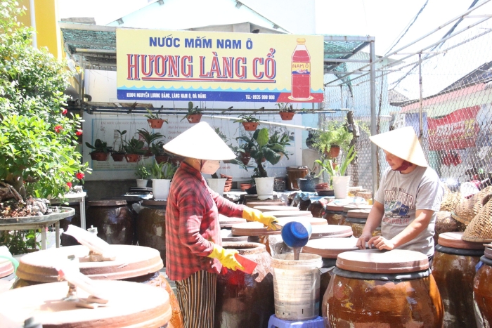 Barils de fermentation au village Nam O dans les expériences artisanales Centre Vietnam