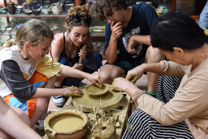 Les touristes fabriquent eux-mêmes des poteries au village de poterie de Thanh Ha, villages artisanaux Hoi An