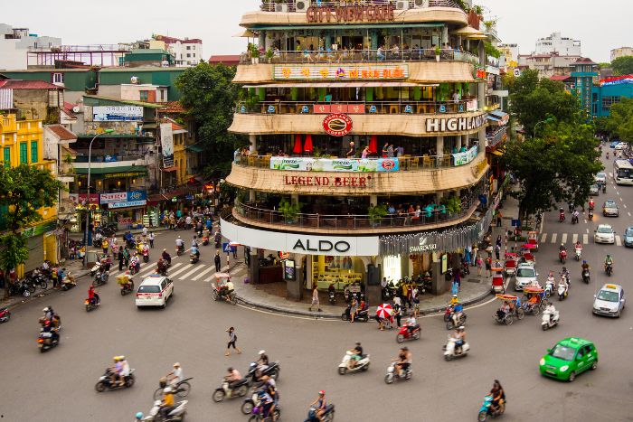 Trafic animé avec des véhicules différentes au Vietnam (photo : Hanoi)