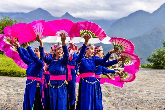 Danse traditionnelle avec éventail de l'ethnie Tay à Sapa