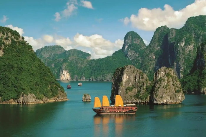 La baie d’Halong - une site incontournables lors de votre voyage Vietnam