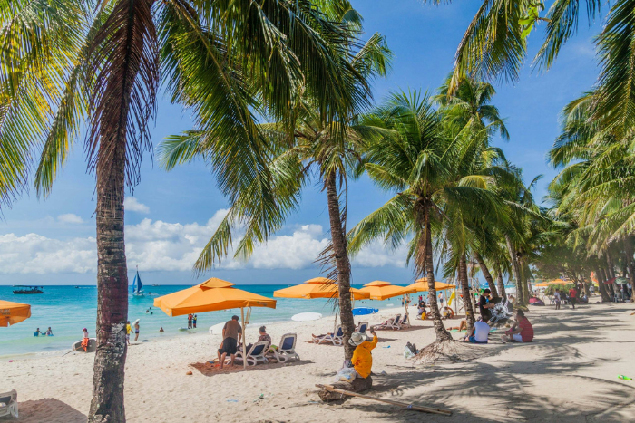 Si vous voulez des vacances aux plages, visitez Boracay, Philippines en février