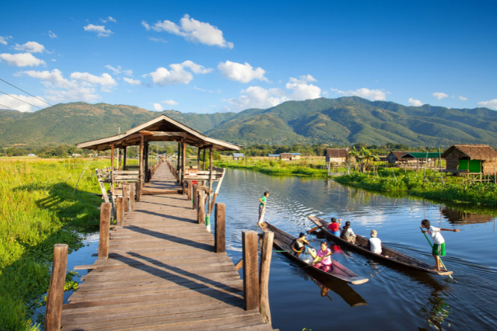 Admirer la beauté sereine du lac Inle est une expérience incontournable lors de votre voyage au Myanmar en janvier