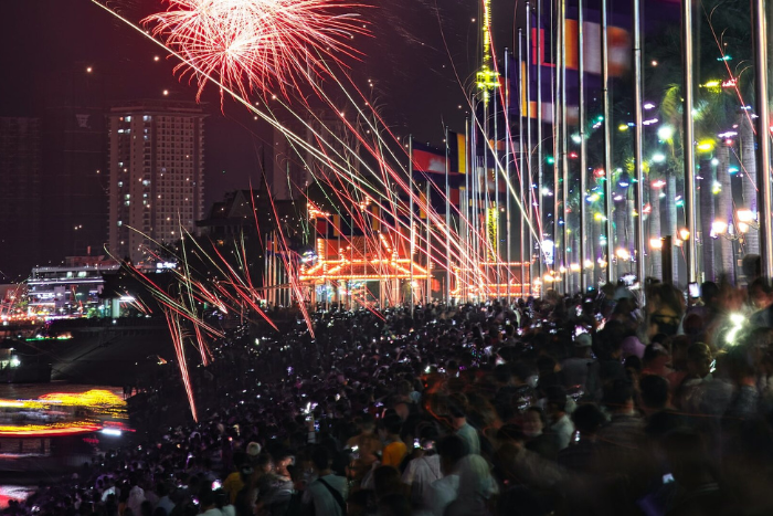 Admirez les feux d'artifice du réveillon du Nouvel An dans les grandes villes du Cambodge