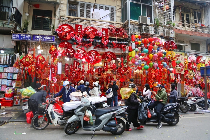 Les habitants font leurs achats avec enthousiasme pour le T&ecirc;t &agrave; Hano&iuml;