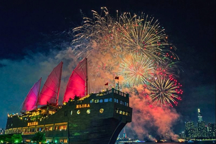 Feux d’artifice du Têt vus depuis une croisière sur la rivière Saigon