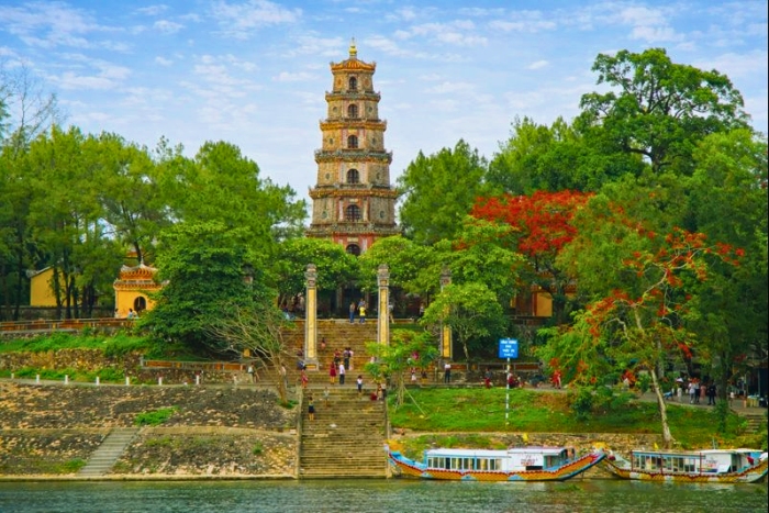 Pagode Thien Mu, recueillement et spiritualité au Nouvel An lunaire