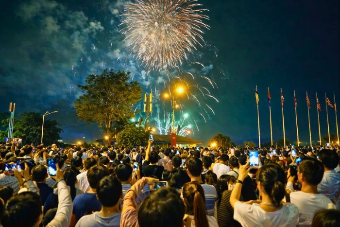 Réunis sous les feux d’artifice, symbole du voyage au Vietnam pendant le Têt