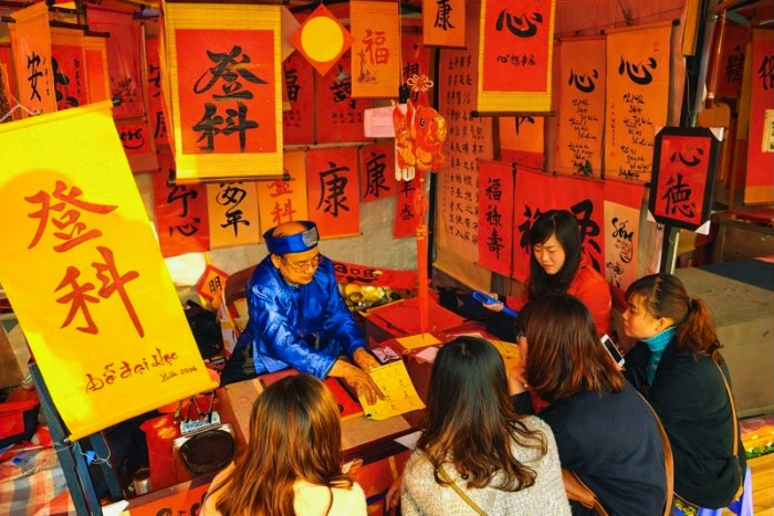 Que faire au Vietnam pendant le Têt ? Recevoir un caractère porte-bonheur pour le Nouvel An