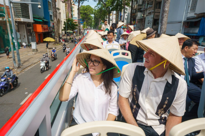 Les touristes profitent du beau temps ensoleillé de Ho Chi Minh-Ville pour visiter les environs de la ville