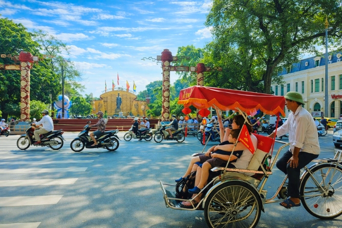 Balade en cyclo-pousse pour découvrir les rues animées de Hanoï