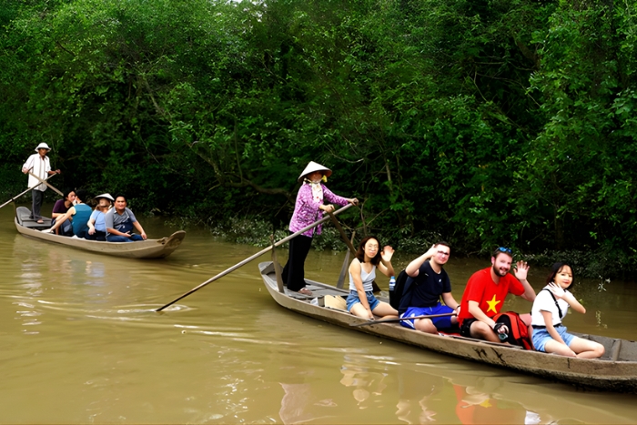 Can Tho est c&eacute;l&egrave;bre pour son tourisme fluvial &agrave; travers ses vergers