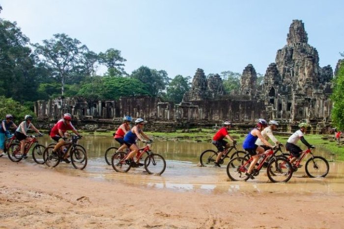 La saison des pluies au Cambodge peut rendre les d&eacute;placements &agrave; v&eacute;lo un peu plus difficiles
