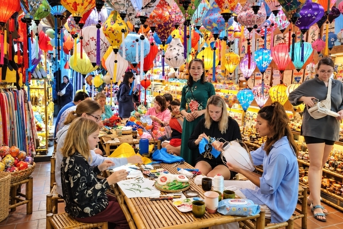 Une exp&eacute;rience cr&eacute;ative autour des lanternes pour les enfants &agrave; Hoi An