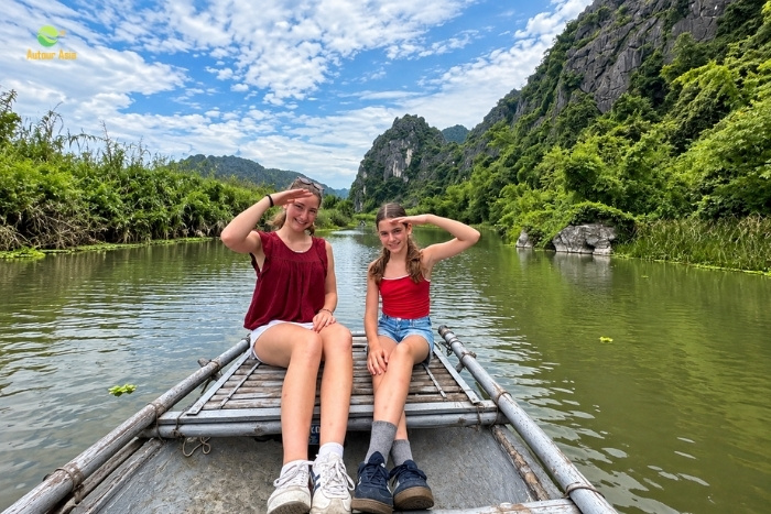 D&eacute;couverte avec enfants des paysages de Tam Coc en barque