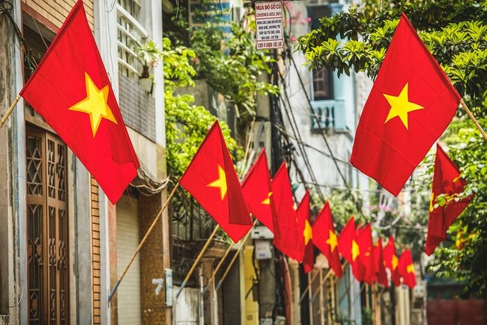 Le 30 avril, les rues sont ornées de banderoles et de drapeaux rouges