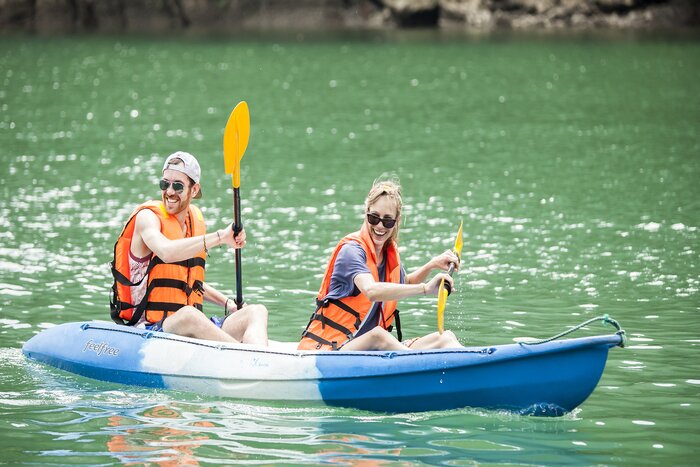 Kayak  sur la baie d'Halong, que faire au Vietnam en juillet? 