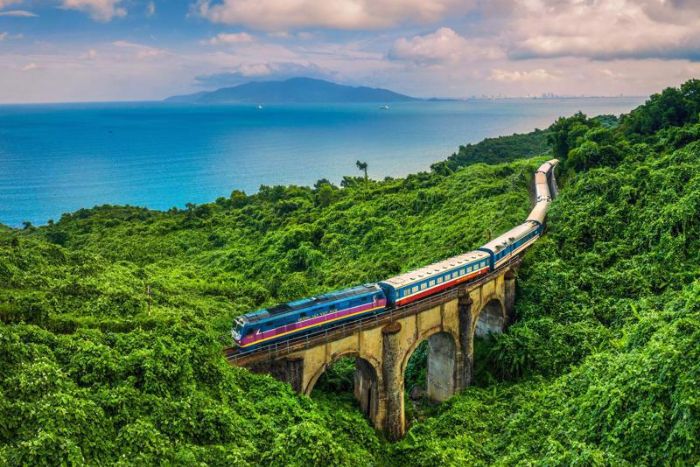 Train passe par le col de Hai Van au Vietnam