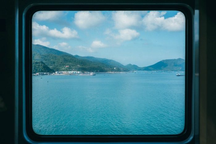 Vue spectaculaire à travers la fenêtre du train du Vietnam