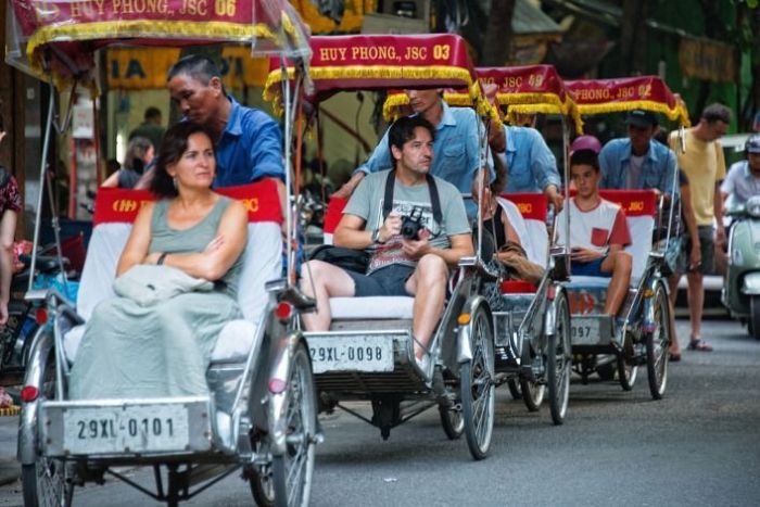 Se déplacer au Vietnam en cyclo-pousse est idéale pour le voyage en famille dans ce pays