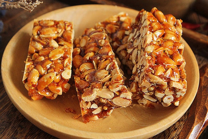 Le bonbon aux cacahu&egrave;tes, une gourmandise qui a marqu&eacute; l'enfance de nombreux Vietnamiens