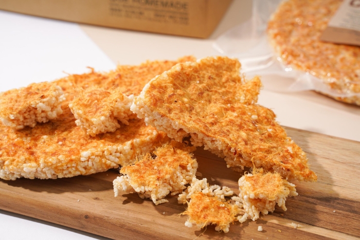 La cro&ucirc;te de riz, croustillante et savoureuse, parfum&eacute;e &agrave; la sauce de poisson, &agrave; l'ail et aux &eacute;pices
