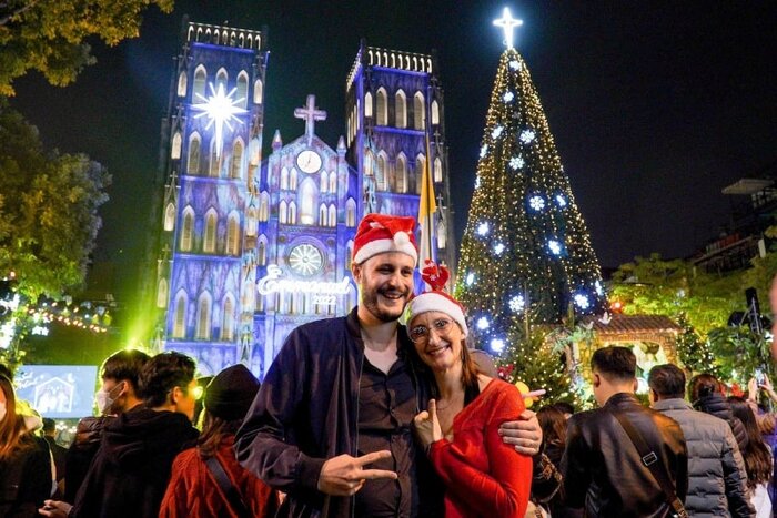 Les touristes célèbrent Noël à Hanoï, au Vietnam