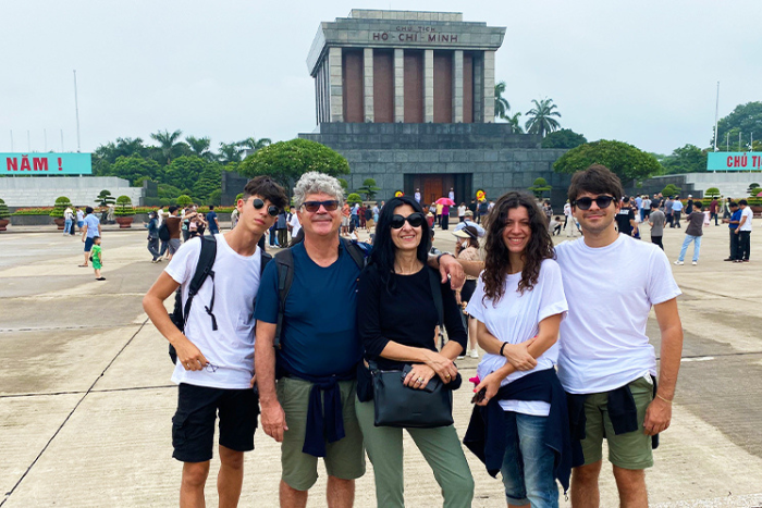 Touristes au Mausolée de Ho Chi Minh au Vietnam