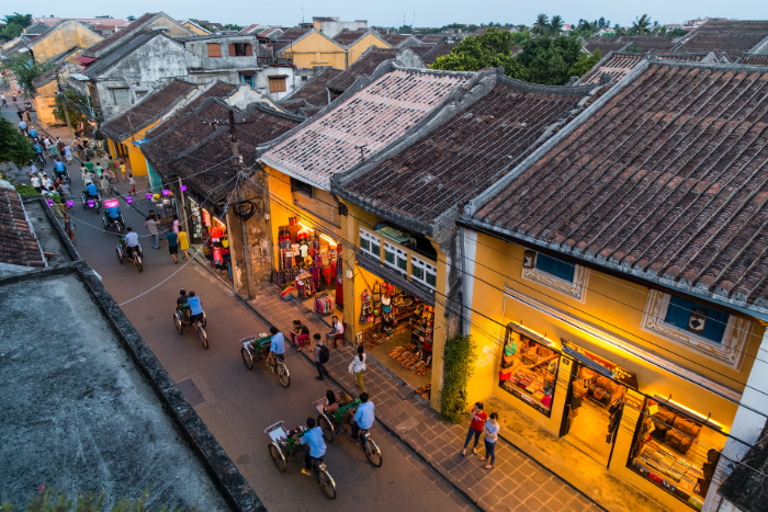 Voyager dans la vieille ville de Hoi An en Septembre