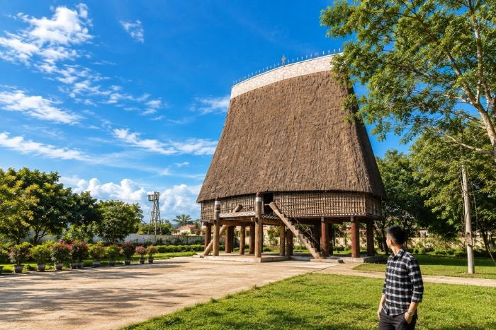 Immersion dans l&rsquo;univers des maisons Rong pendant un circuit Centre Vietnam