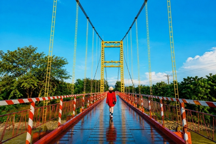 Sur le pont suspendu de Kon Klor, au c&oelig;ur de Kon Tum
