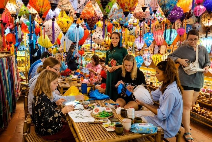Fabriquer des lanternes ensemble, un joli souvenir de Hoi An avec famille