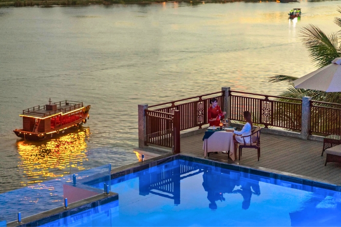 Piscine sur le toit avec vue sur la rivi&egrave;re &agrave; Hoi An, une exp&eacute;rience excellente pour votre circuit de luxe Vietnam
