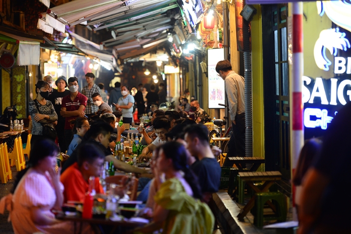 Rue Ta Hien : Épicentre culturel et nocturne de Hanoï