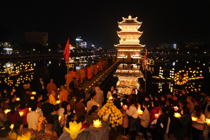 L'ancienne capitale Hoa Lu, Ninh Binh, scintille la nuit