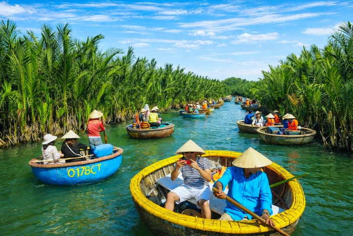Tourner avec l’eau: L’expérience du bateau-panier à Bay Mau