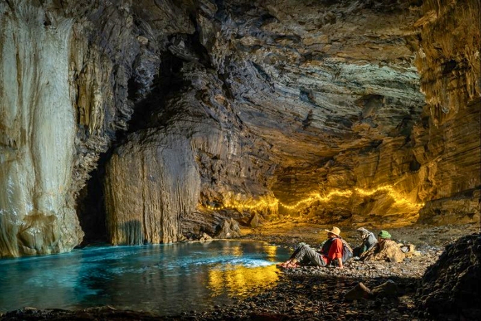 Dans la grotte de Kho Muong - Une immersion minérale et silencieuse