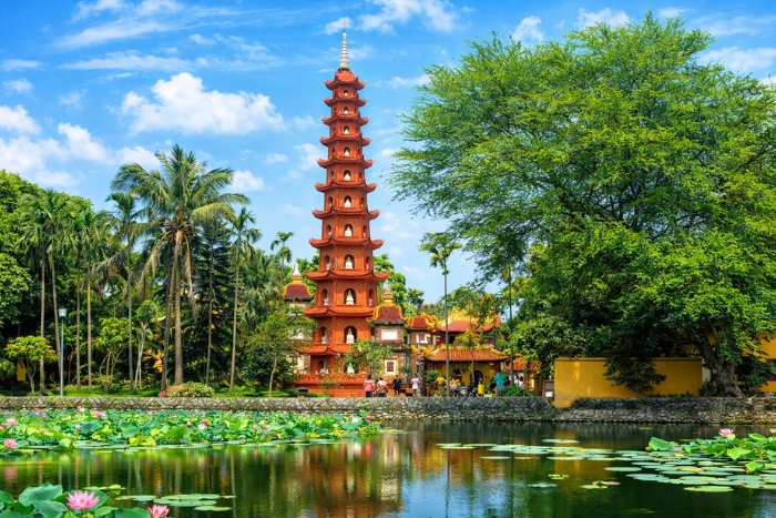Spiritualité à la pagode Tran Quoc pendant nos 3 semaines au Vietnam en petit groupe
