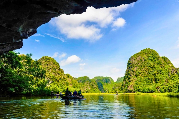 Balade en barque à Tam Coc entre rizières et falaises pendant un voyage au Vietnam en petit groupe