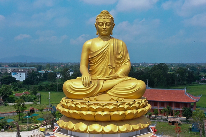 La grande statue du Bouddha Sakyamuni dans la pagode Phuc Lac