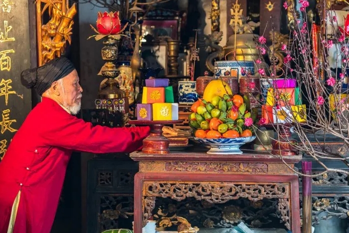 Culte des ancêtres pendant la fête du Têt Vietnam
