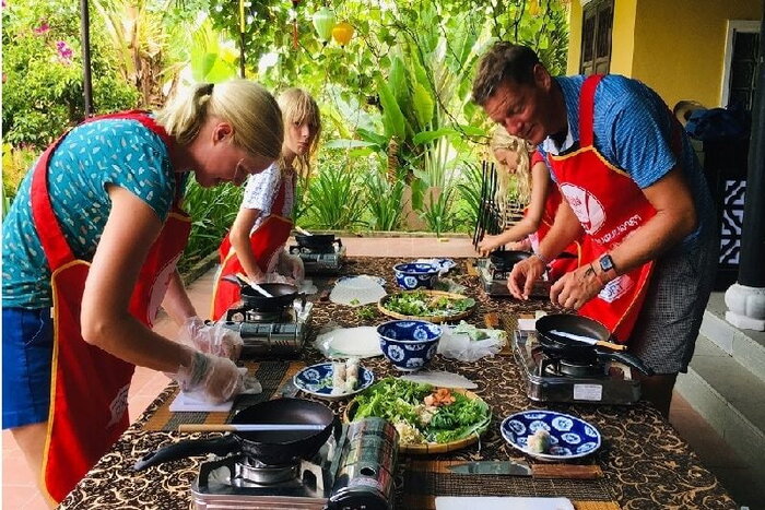 Cours de cuisine dans le village de Tra Que