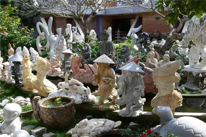 Le village de sculpture sur pierre de Non Nuoc