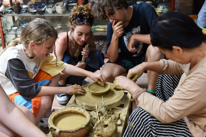 Touristes dans le village de poterie de Thanh Ha