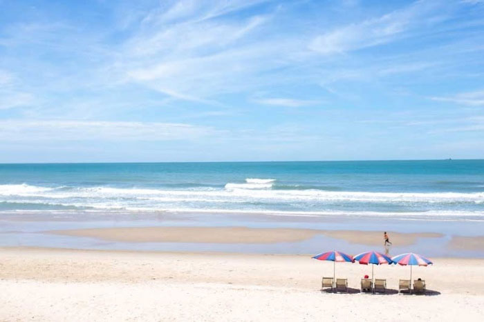 Plage de sable blanc de Nha Trang