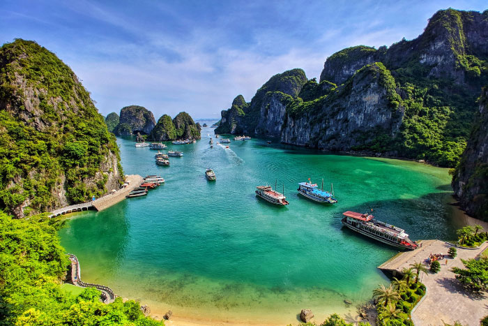 Baie d'Halong avec de nombreuses belles plages