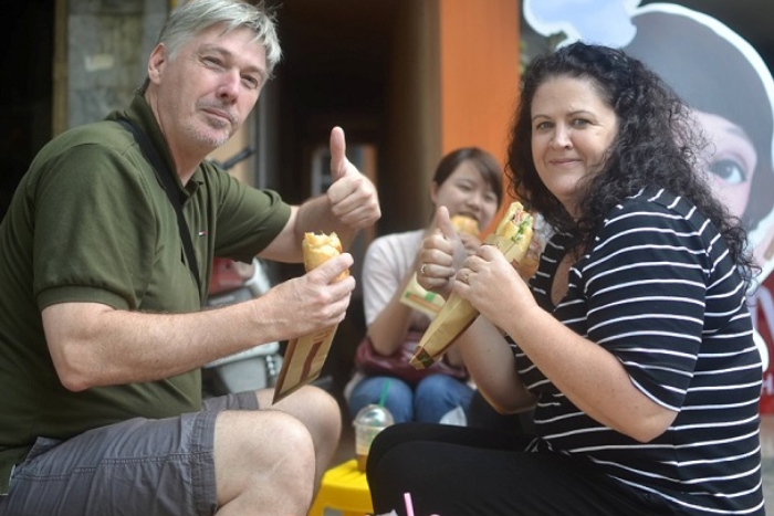 Les touristes apprécient le pain vietnamien