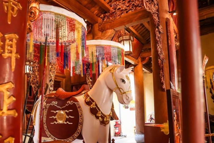 La statue d'un cheval blanc au temple Bach Ma