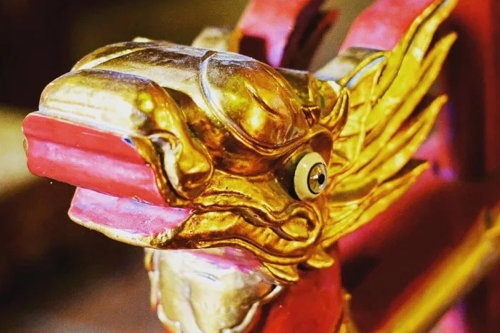 Le motif traditionnel du dragon sur les palanquins funéraires laqués rouge