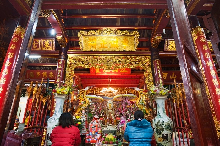 Adorez le dieu Bach Ma dans le temple de Bach Ma